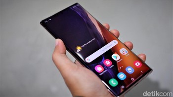 Pada layarnya terlindungi Gorilla Glass Victus yang diklaim lebih tahan goresan. Foto: Adi Fida Rahman/detikINET