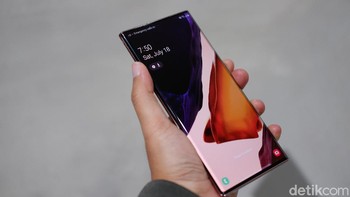 Hadir dengan layar Dynamoc AMOLED 2X 6,9 inch dengan refresh rate 120Hz. Foto: Adi Fida Rahman/detikINET