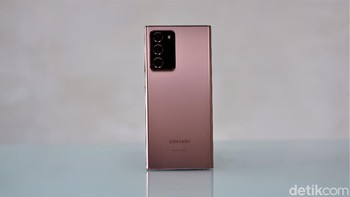 Punya dimensi 164.8 x 77.2 x 8.1 mm dengan bobot 208 gram. Foto: Adi Fida Rahman/detikINET