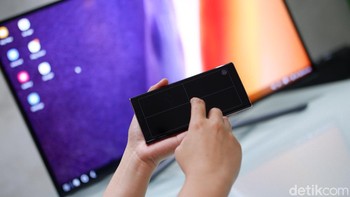 Diberikan fitur Samsung DeX wireless sehingga tidak perlu kabel untuk mengoneksikannya di TV atau monitor. Foto: Adi Fida Rahman/detikINET