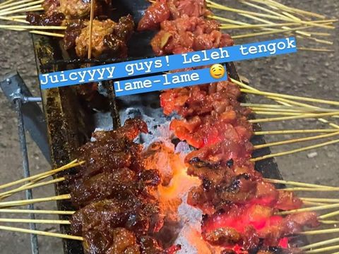 Shazaly dan Adam yang membuka warung sate ayam