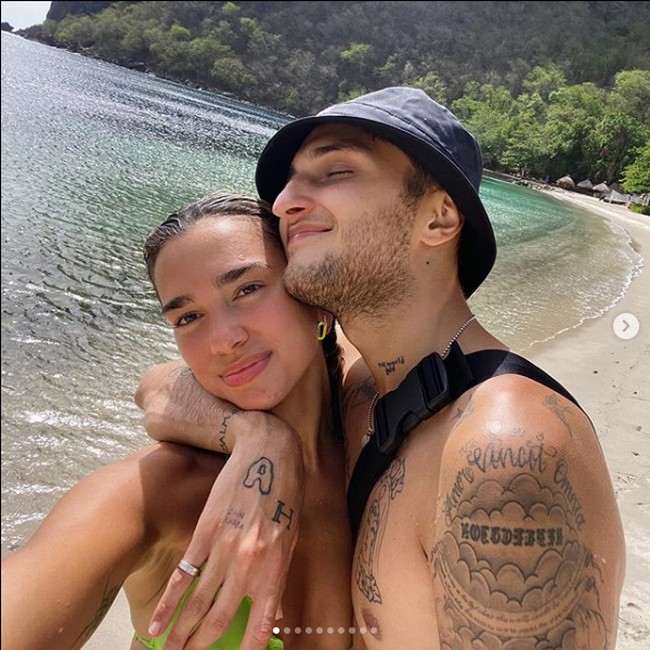 Dua Lipa liburan ke St. Lucia bersama kekasihnya, Anwar Hadid. Perjalanan dilakukan pada awal Juli 2020. Foto: Instagram