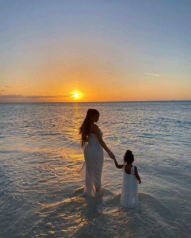 Kylie Jenner melakukan perjalanan liburan ke Pulau Turks and Caicos, Bahama, sepanjang pekan kemarin. Ia mengajak serta putri sematawayangnya Stormi. Foto: Instagram