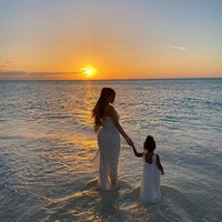 Kylie Jenner melakukan perjalanan liburan ke Pulau Turks and Caicos, Bahama, sepanjang pekan kemarin. Ia mengajak serta putri sematawayangnya Stormi. Foto: Instagram