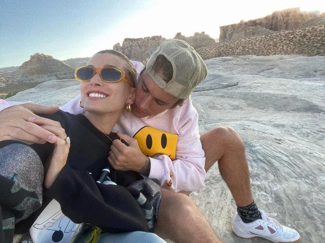 Justin Bieber dan Hailey Baldwin belum lama ini berwisata domestik ke Utah dan Wyoming. Keduanya terlihat mengunjungi beberapa daerah di gurun pasir. Foto: Instagram