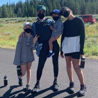 Jessica Alba membawa keluarganya liburan ke alam di Wyoming. Meskipun liburan, protokol kesehatan tetap dijalankan dengan mengenakan masker. Kami selalu pakai masker, cuci tangan atau pakai and sanitizer, tulisnya di unggahan foto Instagram. Foto: Instagram