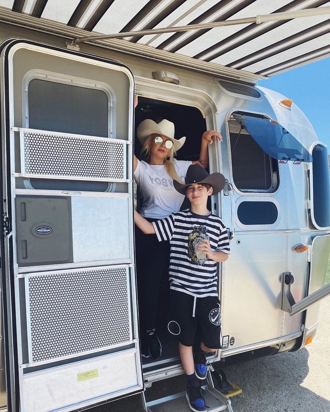 Christina Aguilera berkeliling West Coast bersama putranya, Max, pada Juli 2020. Penyanyi 39 tahun ini traveling dengan mobil trailer untuk memastikan keamanan. Foto: Instagram