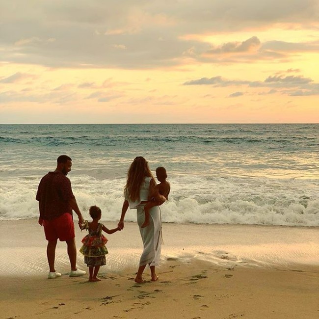John Legend dan Chrissy Teigen liburan keluarga ke Puerto Vallarta, Meksiko. Momen liburan mereka nikmati pada pertengahan Juli 2020. Foto: Instagram