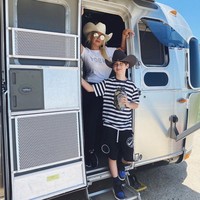 Christina Aguilera berkeliling West Coast bersama putranya, Max, pada Juli 2020. Penyanyi 39 tahun ini traveling dengan mobil trailer untuk memastikan keamanan. Foto: Instagram