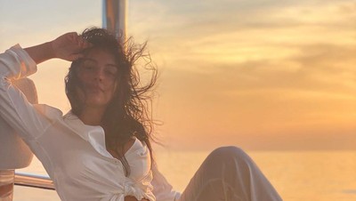 Foto: Gaya Liburan Kekasih Seksi Cristiano Ronaldo