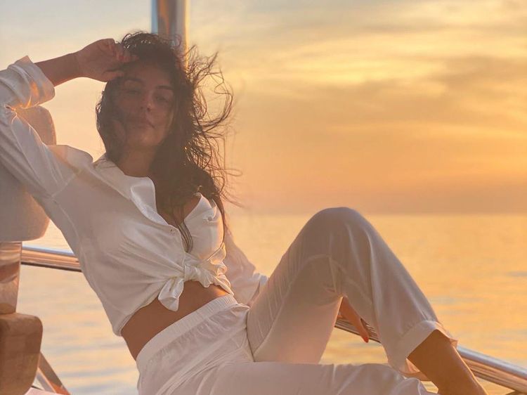 Foto: Gaya Liburan Kekasih Seksi Cristiano Ronaldo