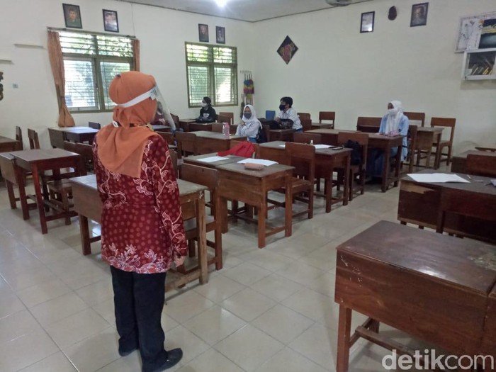 Hari Pertama Sekolah, Tiga SMA di Blitar Hanya Masukkan 20 Persen Jumlah Siswa