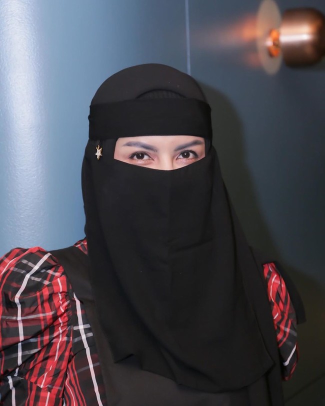 Five Vi bercerai dari Iwan Setya Budiawan pada 2006. Pengadilan memberikan hak asuh anak kepada Five Vi, namun anaknya Bilqis yang kala itu masih berusia lima bulan diambil secara paksa hingga membuat dirinya syok. Pada 2019, Five Vi akhirnya bertemu dengan sang buah hati namun pertemuan mereka dibatasi. Foto: Instagram@five_vrachmawati