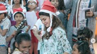 Wanita berusia 35 tahun itu kerap melakukan kegiatan sosial, bahkan baru-baru ini ia mengadopsi dua desa dan menyuplai makanan untuk mereka selama tiga tahun. Dok. Instagram/jacquelinef143