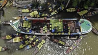 Suasana sejumlah perahu yang dipenuhi hasil panen jambu biji memenuhi pasar apung di Barisal, Bangladesh.  