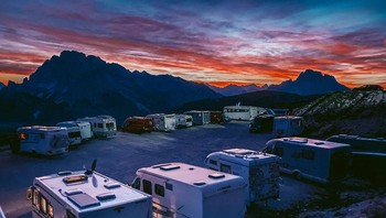 Juara pertama foto sunset: Nightfall At The Dolomites oleh Leo Chan. Foto: Ippawards