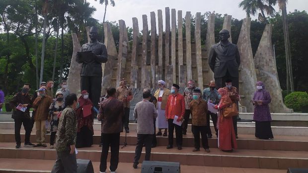 Para tokoh sudah berkumpul di Tugu Proklamasi, Jakarta, untuk mendeklarasikan Koalisi Aksi Menyelamatkan Indonesia (KAMI).