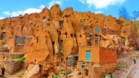 Desa unik ini pun menjadi senjata andalan Iran untuk menarik kedatangan wisatawan. Seakan tidak mau mengecewakan wisatawannya, pemerintah setempat juga membuat hotel dari batu. The Laleh Kandovan International Rocky Hotel, di sini traveler bisa merasakan hidup ala Flintones. Hotel bintang 5 ini terletak di jantung Desa Kandovan. Flickr/Yuri Novitsky  