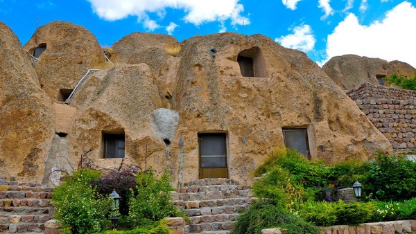 Keempat ada Desa Kandovan, Iran. Desa ini memiliki perangkat yang seluruhnya terbuat dari batu. Rumah-rumah di Kandovan pun terbuat dari batu, bahkan bagian dalamnya seperti ranjang juga terbuat dari batu. Flickr/hannaneh710 Keempat ada Desa Kandovan, Iran. Desa ini memiliki perangkat yang seluruhnya terbuat dari batu. Rumah-rumah di Kandovan pun terbuat dari batu, bahkan bagian dalamnya seperti ranjang juga terbuat dari batu. Flickr/hannaneh710