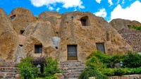 Keempat ada Desa Kandovan, Iran. Desa ini memiliki perangkat yang seluruhnya terbuat dari batu. Rumah-rumah di Kandovan pun terbuat dari batu, bahkan bagian dalamnya seperti ranjang juga terbuat dari batu. Flickr/hannaneh710  