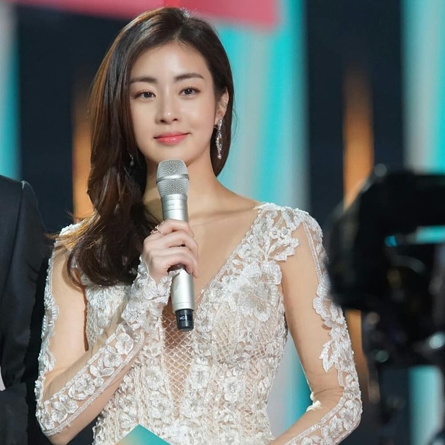 Mantan lawan main Siwon dalam drama Revolutionary Love itu akan menikah di bulan Agustus. Agensi Plum Actors mengungkap jika mereka terpaksa menunda pesta pernikahan dan akan melangsungkan akad secara private yang dihadiri keluarga dekat. Foto: Instagram @reveramess_