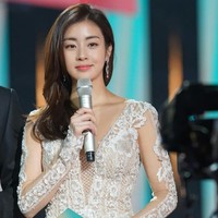 Mantan lawan main Siwon dalam drama Revolutionary Love itu akan menikah di bulan Agustus. Agensi Plum Actors mengungkap jika mereka terpaksa menunda pesta pernikahan dan akan melangsungkan akad secara private yang dihadiri keluarga dekat. Foto: Instagram @reveramess_