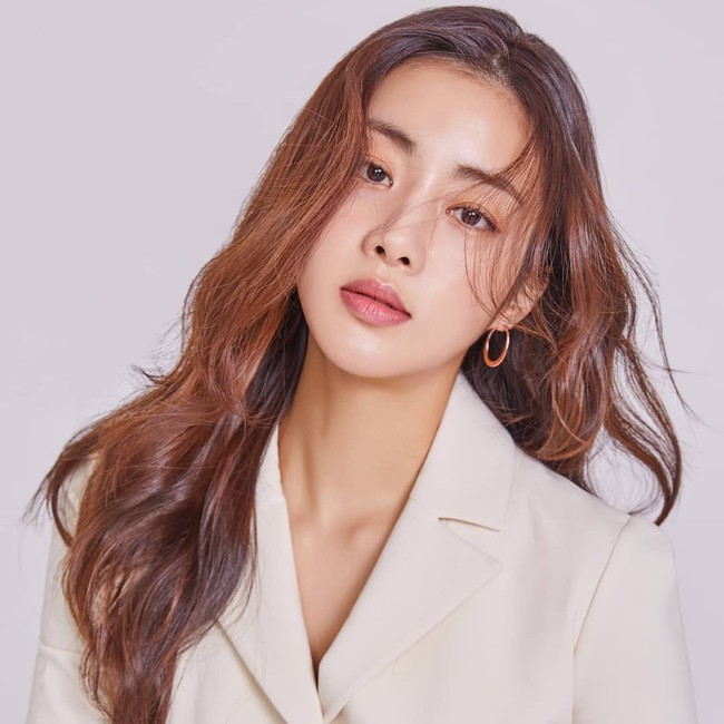 Selain pernyataan dari agensi, wanita 30 tahun tersebut juga menulis surat bertuliskan tangan yang diunggah di fan cafe Bling Bling itu.  Kang Sora berterima kasih sekaligus meminta dukungan dari mereka dan berharap fans akan terus bersamanya setelah menikah. Foto: Instagram @reveramess_