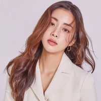 Selain pernyataan dari agensi, wanita 30 tahun tersebut juga menulis surat bertuliskan tangan yang diunggah di fan cafe Bling Bling itu.  Kang Sora berterima kasih sekaligus meminta dukungan dari mereka dan berharap fans akan terus bersamanya setelah menikah. Foto: Instagram @reveramess_