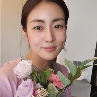 Kang Sora mengumumkan bahwa ia akan segera menikah. Hal ini cukup mengejutkan karena ia tidak diketahui memiliki seorang pacar. Baru terungkap jika Kang Sora selama ini berpacaran dengan pria yang tidak datang dari kalangan selebriti. Foto: Instagram @reveramess_