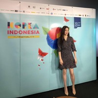 Aku akan menunjukkan kehidupan pernikahan yang bahagia dan banyak sisi sebagai seorang aktris jadi aku bisa mengembalikan (apa yang aku terima) kepada kalian yang telah mempercayai dan mendukungku. Tolong terus mengawasiku, tulis Kang Sora yang pernah berkunjung ke Indonesia mempromosikan Korea Indonesia Film Festival 2019. Foto: Instagram @reveramess_