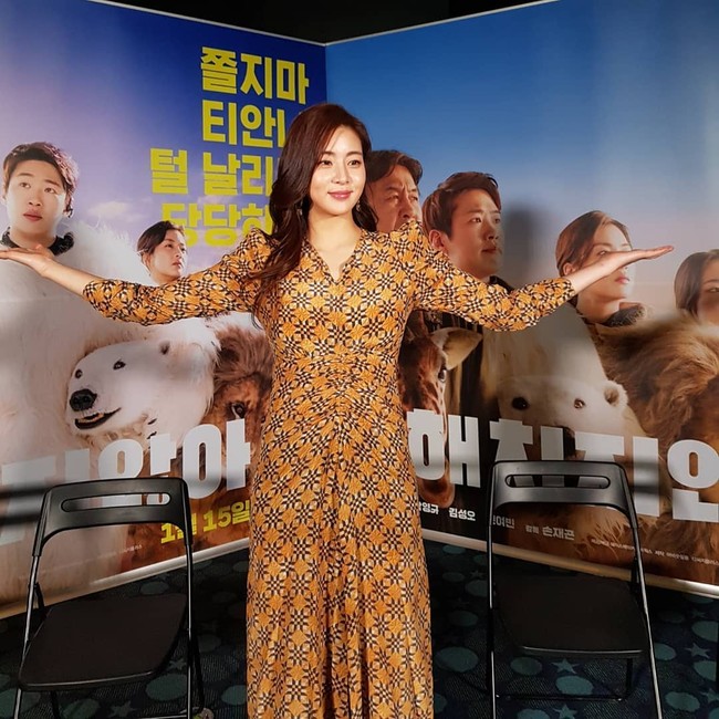 Kang Sora pun diketahui pernah berpacaran dengan Hyun Bin. Hubungan mereka terungkap pada Desember 2016 setelah satu setengah bulan berpacaran. Setahun kemudian kedua agensi mengumumkan mereka sudah putus karena kesibukan masing-masing. Foto: Instagram @reveramess_