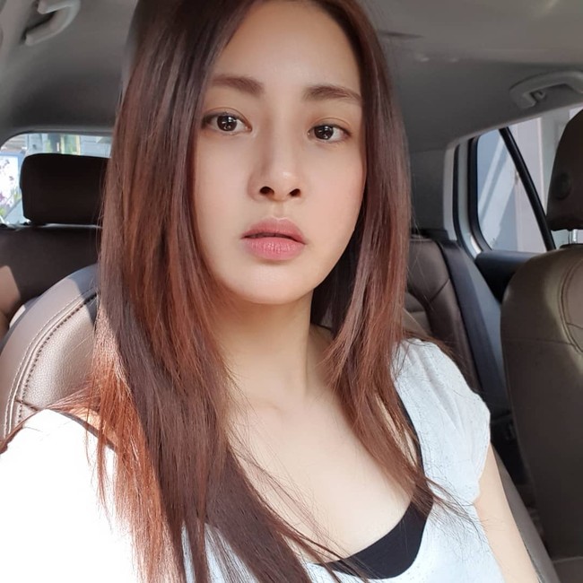 Kang Sora sendiri dikenal membintangi banyak drama dan film populer. Selain akting, ia juga kerap tampil dalam variety show seperti We Got Married dan My Souls Table. Sora pun cukup sering didaulat menjadi presenter acara penghargaan atau musik dan tampil di berbagai video klip. Foto: Instagram @reveramess_