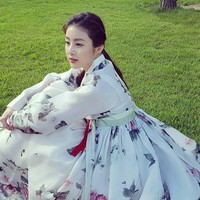 Dilaporkan jika Kang Sora sudah menjalin hubungan pria tersebut selama tiga tahun. Pemain drama Misaeng tersebut tidak mengungkap nama kekasihnya tapi pria tersebut diketahui lebih tua darinya. Foto: Instagram @reveramess_