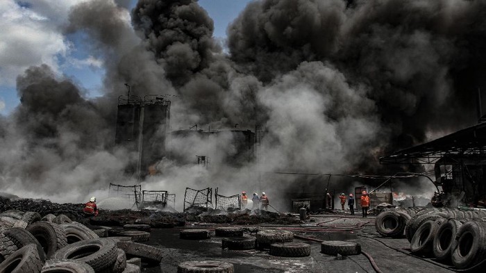 Petugas Pemadam Kebakaran berusaha memadamkan api ketika terjadi kebakaran di pabrik pengolahan ban bekas di Pekanbaru, Riau, Selasa (18/8/2020). Belum diketahui penyebab terjadinya kebakaran yang terjadi sekitar pukul 09.00 Selasa (18/8) pagi itu. ANTARA FOTO/Rony Muharrman/foc.