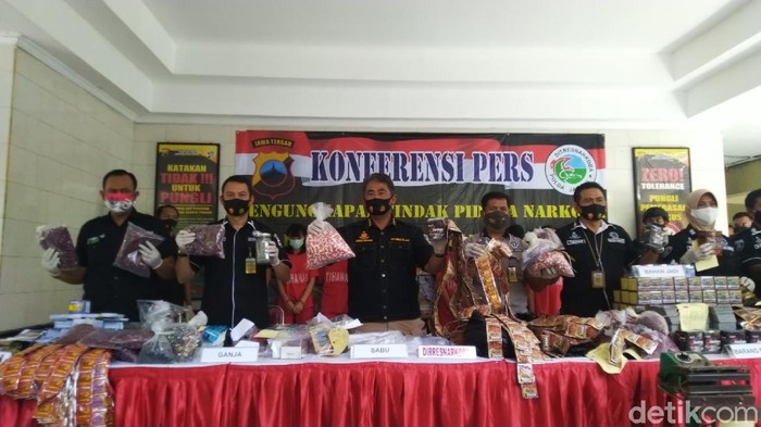 Keterangan pers 1.497 tersangka kasus narkoba ditangkap Polda Jateng, dari mahasiswa hingga polisi, Selasa (18/8/2020).