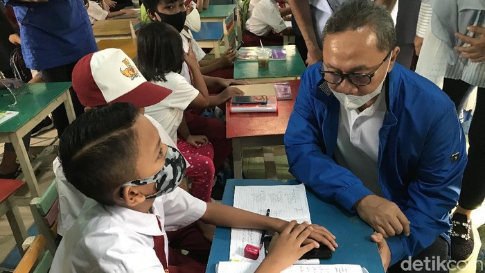 Ketum PAN Zulhas meninjau pemasangan WiFi gratis di Jakarta