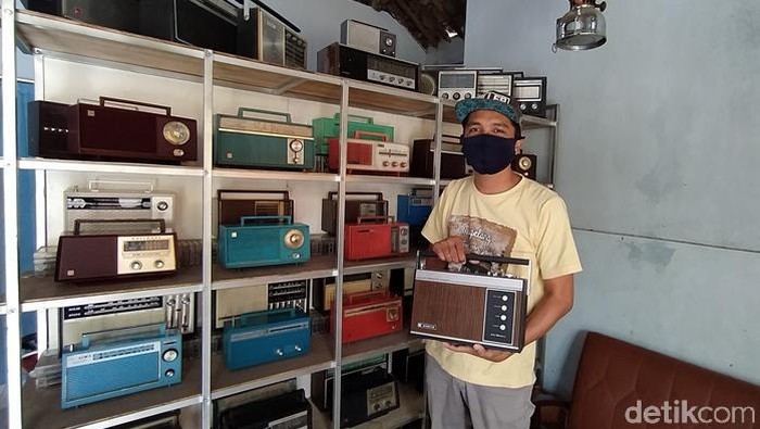 Koleksi radio transistor milik Indra, warga Magelang, Selasa (18/8/2020).
