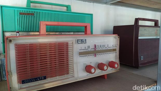 Koleksi radio transistor milik Indra, warga Magelang, Selasa (18/8/2020).