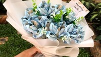 Selain dibentuk seperti kue, ada juga yang merangkai uang jadi buket bunga. Cocok buat kado istimewa. Foto: Instagram peparoses.id