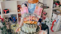 Membicarakan kue tema uang juga mencakup kreasi uang yang dibentuk seperti kue. Kue ini tak bisa dimakan ya karena isinya benar-benar lembaran uang. Foto: Instagram de.fleurjakarta