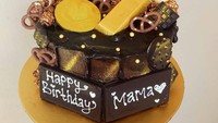 Sekilas kue ini seperti kue ultah biasa, tapi saat ditarik akan keluar lembaran uang yang bikin penerimanya senang! Kue isi uang ini sempat viral beberapa waktu lalu. Foto: Instagram mollys.pastry