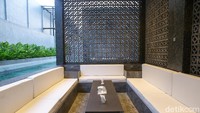 Le Giant adalah tempat paling nyaman, karena bagi VIP memiliki private pool-nya sendiri. Bilik VIP ini dipatok harga Rp 5 juta.