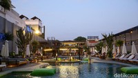 Le Giant memiliki beberapa spot, yakni sport bar, pool, restoran di belakang.