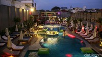 Le Giant memiliki konsep klub terbuka dan hampir semua bagiannya tak beratap. Klub ini mampu menampung pengunjung maksimal 3.000 orang dan karena pandemi tetapan 40 persen jumlah pengunjung pun tak dapat diraih.