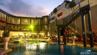 Le Giant memiliki jumping platform atau tempat untuk terjun ke kolam renang, di ketinggian 2 dan 3 meter. Kolamnya sendiri memiliki kedalaman hingga 5 meter.