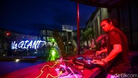 Klub malam Le Giant ini direncanakan sering mengadakan pool party, itu nanti yakni di awal dan akhir bulan dan dimulai dari bulan September. DJ bermain setiap hari di sana.