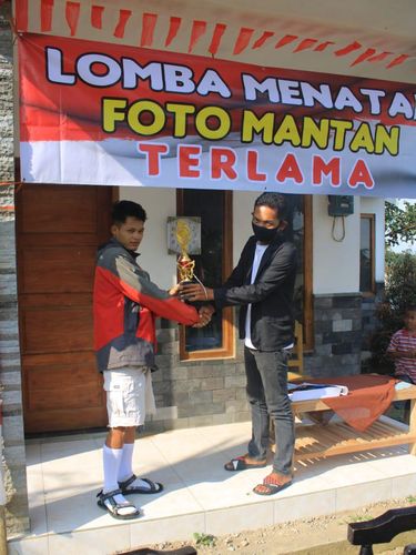 Lomba menatap foto mantan terlama