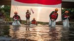 Serunya Lomba Balap Karung di Sungai