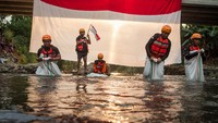 Tim Search and Rescue (SAR) Solo mengikuti lomba balap karung di Sungai Kali Anyar, Solo, Jawa Tengah, Selasa (18/8/2020). 