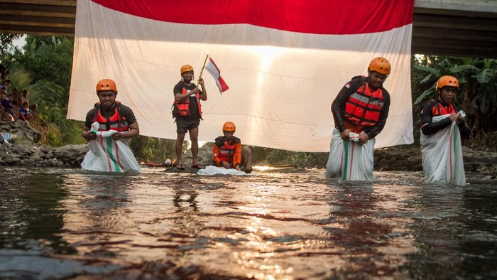 Tim Search and Rescue (SAR) Solo mengikuti lomba balap karung di Sungai Kali Anyar, Solo, Jawa Tengah, Selasa (18/8/2020). Kegiatan lomba tersebut selain memeriahkan perayaan HUT ke-75 Kemerdekaan Republik Indonesia sekaligus kampanye pelestarian sungai dengan mengajak masyarakat untuk menjaga kebersihan sungai. ANTARA FOTO/Mohammad Ayudha/pras.